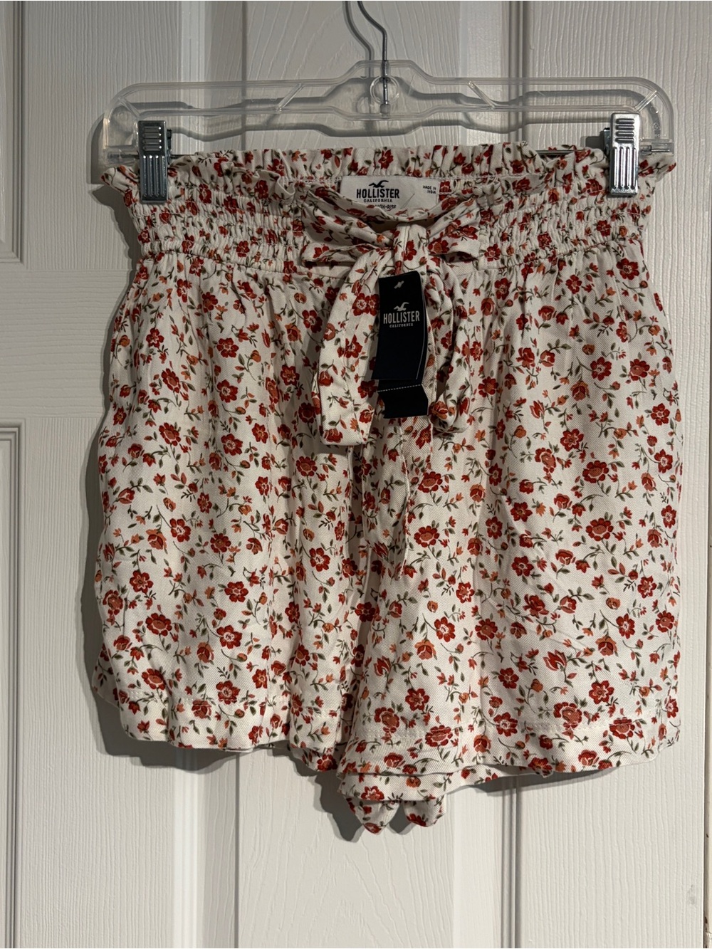 NWT Hollister ultra-rise shorts Women’s Size Small white floral print paper bag